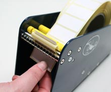 Band vor unterer Abrollwalze hindurchführen