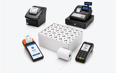 Verschiedene Geräte mit Thermorollen im Einsatz, darunter ein Bondrucker, eine Registrierkasse, ein mobiles Gerät und ein Kartenlesegerät.