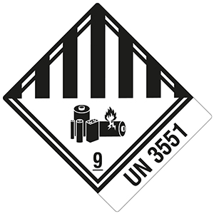 Gefahrgutetikett UN 3551 Gefahrgutetikett UN 3551 in Rautenform mit Symbol für Batterien, darunter eine brennende Batterie, und Kennzeichnung Gefahrgutklasse 9.