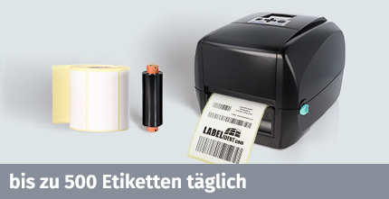 Desktopdrucker mit ausgegebenem Etikett sowie danebenliegender Etikettenrolle und Farbband, die f&uuml;r das t&auml;gliche Drucken von bis zu 500 Kabeletiketten ben&ouml;tigt werden.