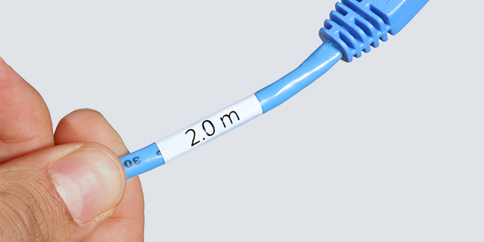 Nahaufnahme eines blauen Kabels mit einem weißen selbstlaminierenden Kabelmarkierer, das den Text „2.0 m“ zeigt. Eine Hand hält das Kabel in der Nähe des etikettierten Abschnitts.