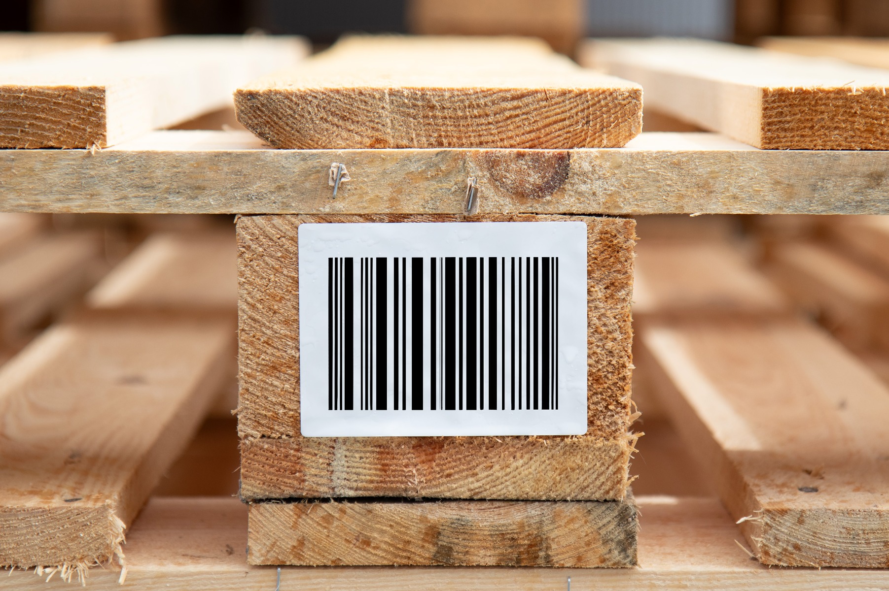 Stark haftende Etiketten aus Folie auf einem Palettenfuß