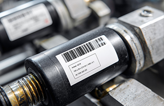 Bauteil mit Etikett zur Kennzeichnung, inklusive Seriennummer und Barcode für Rückverfolgbarkeit.
