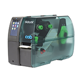 Kompakter cab SQUIX 2 Typenschild Drucker mit transparentem Gehäuse für schmale Etikettenrollen.
