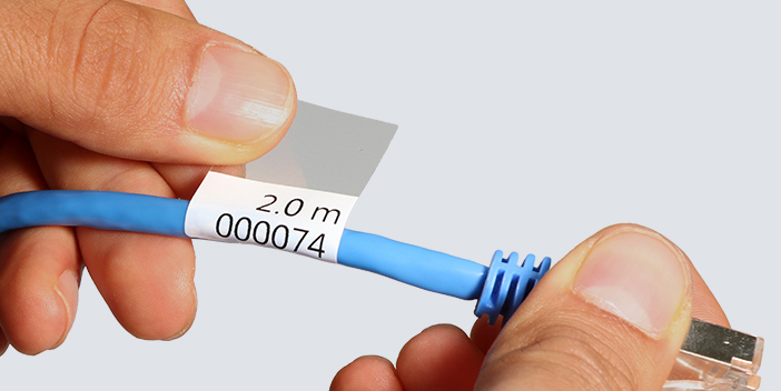 Etikett mit der Beschriftung &bdquo;NEUE HALLE&ldquo; kennzeichnet Anschl&uuml;sse in einem Server- oder Verteilerschrank &uuml;bersichtlich.