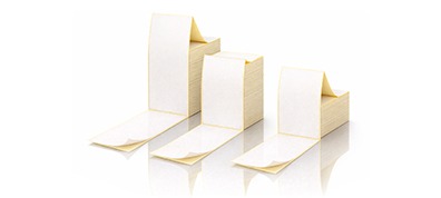Mehrere Leporello Etiketten als gefaltete Etiketten sind in verschiedenen Versand-Formate nebeneinander dargestellt.