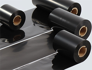 Schwarze AXR 7+ Harz Farbbänder auf Rolle für den Thermotransferdruck hitzebeständiger Etiketten.