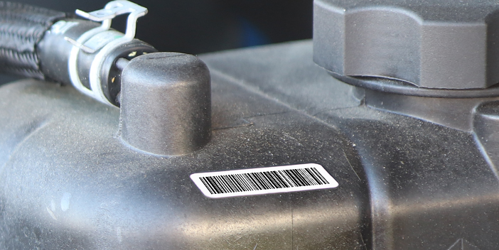 Etikett mit Barcode auf einem Bauteil im Motorraum ermöglicht die dauerhafte Kennzeichnung unter hohen Temperaturen.
