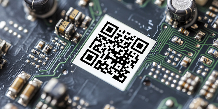 Etikett mit QR-Code auf einer Leiterplatte zur Rückverfolgbarkeit und Identifikation im industriellen Einsatz.