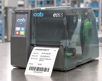 Thermodirektdrucker druckt ein Lageretikett mit Barcode für die Erstellung und Lesbarkeit von Lagerkennzeichen im Lagerprozess.
