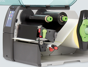 Offener Thermotransferdrucker mit eingelegtem Farbband und Etikettenrolle für hitzebeständige Etikettierung.