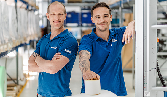 einklatschende Kollegen in der Produktion 