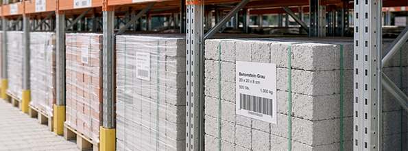 Paletten mit gekennzeichneten Etiketten in einem Lagerregal im Kontext von Anwendungen der Logistikkennzeichnung wie Lager, Wareneingang und Versand.