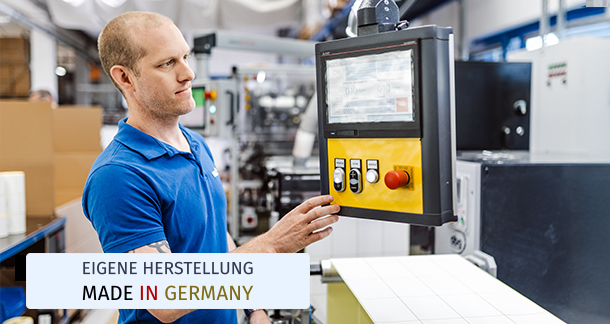 Labelident Mitarbeiter bedient eine Produktionsmaschine – Eigene Herstellung Made in Germany für zuverlässige Etikettenlösungen.