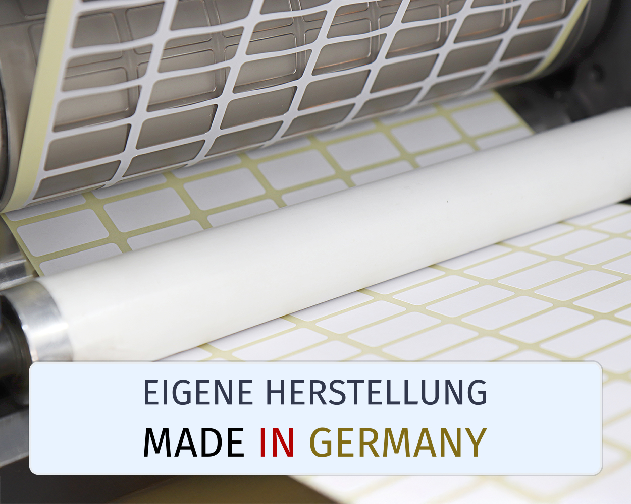 Etikettenproduktion im eigenen Maschinenpark Individuelle Etiketten im Wunschformat werden auf einer Stanzmaschine gefertigt – eigene Herstellung in Deutschland.